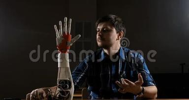 人类为机械塑料手臂创造运动。 控制机器人手臂。 机器人手臂运动。 3D制作的未来派
